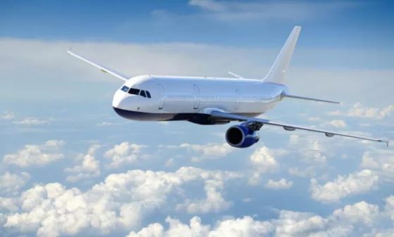 Пассажиры самолета Вена – Лондон сфотографировали человека, идущего по облакам. Шокирующие фото