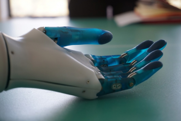Украинский стартап Esper Bionics, разрабатывающий роборуку, привлек инвестиции от SMRK