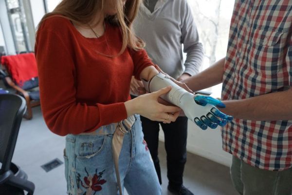 Украинский стартап Esper Bionics, разрабатывающий роборуку, привлек инвестиции от SMRK